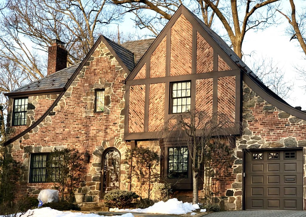 Kiến trúc Tudor với các nhóm cửa sổ lớn Kiến trúc Tudor với các nhóm cửa sổ lớn